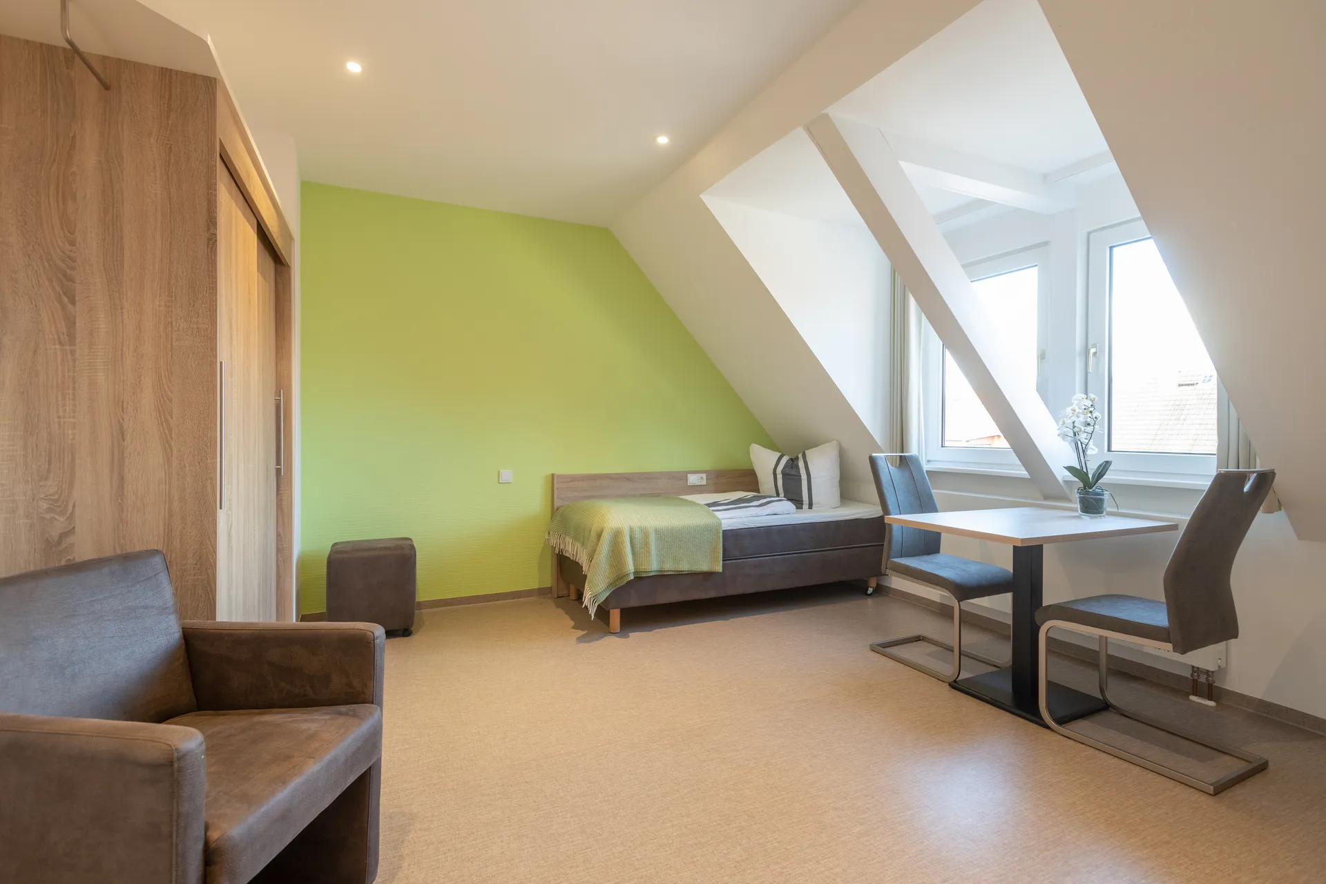 Möbliertes Apartment mit Bett, Sitzecke und Schreibtisch bei Cityapart Heiligenstadt im Eichsfeld