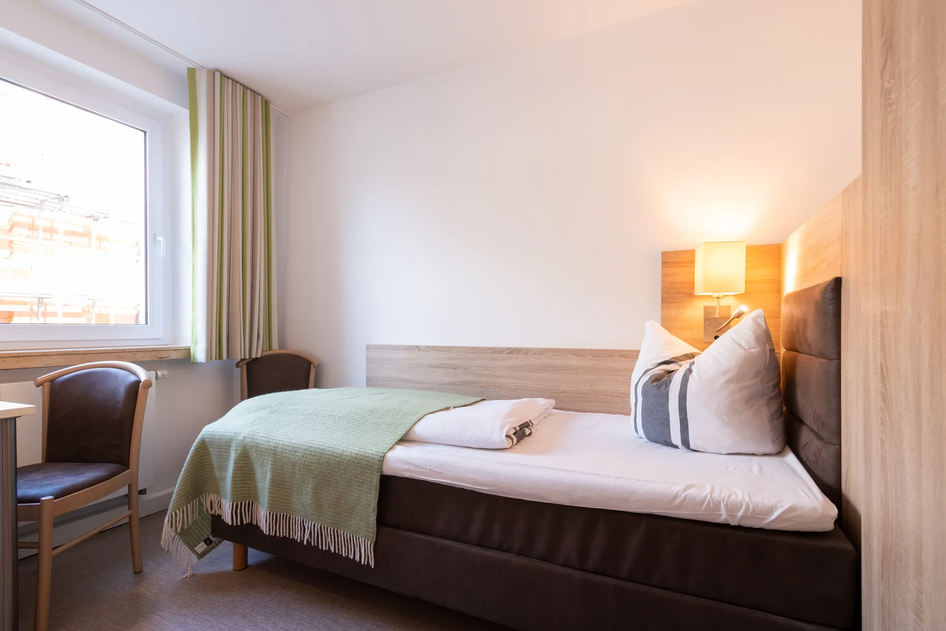 Möbliertes Einzelbett-Apartment im Cityapart Heiligenstadt mit Fensterplatz und gemütlicher Sitzecke