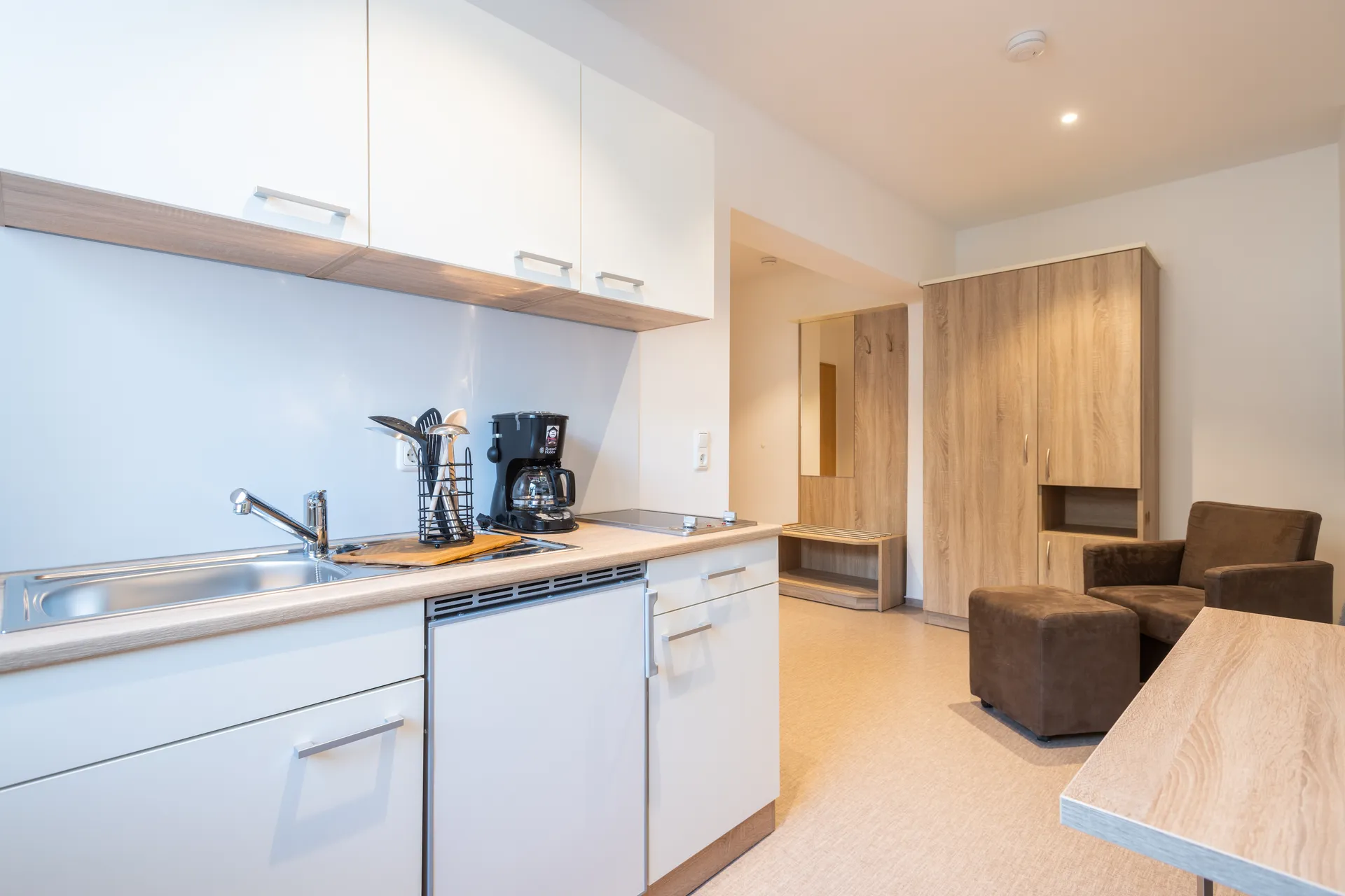 Möblierte Küche mit Wohnbereich in einem Cityapart-Apartment in Heilbad Heiligenstadt, Eichsfeld