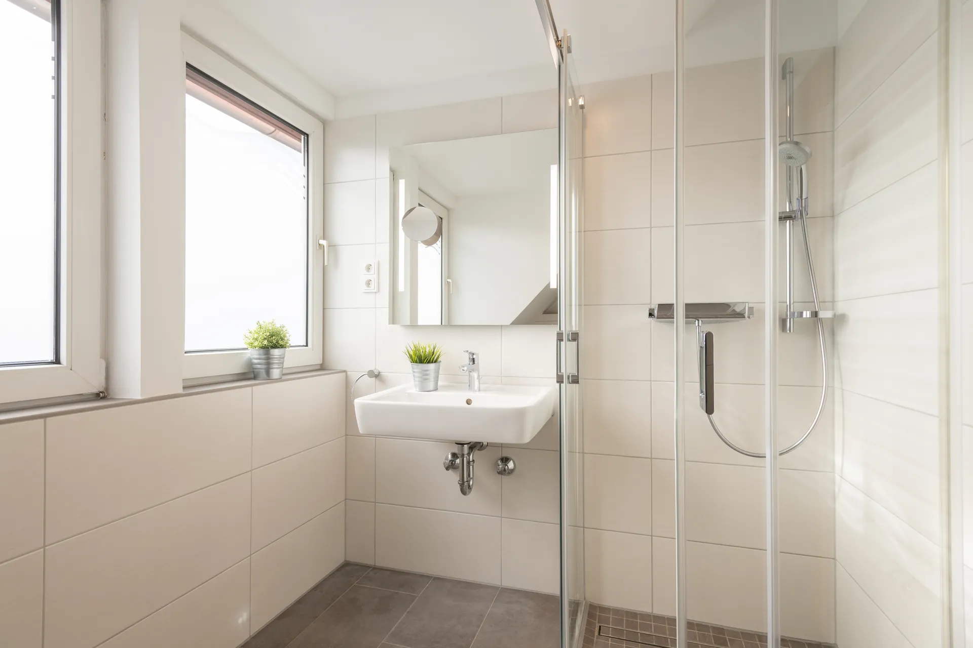 Modernes Badezimmer mit Duschkabine und Waschbecken in einem Cityapart-Apartment in Heilbad Heiligenstadt