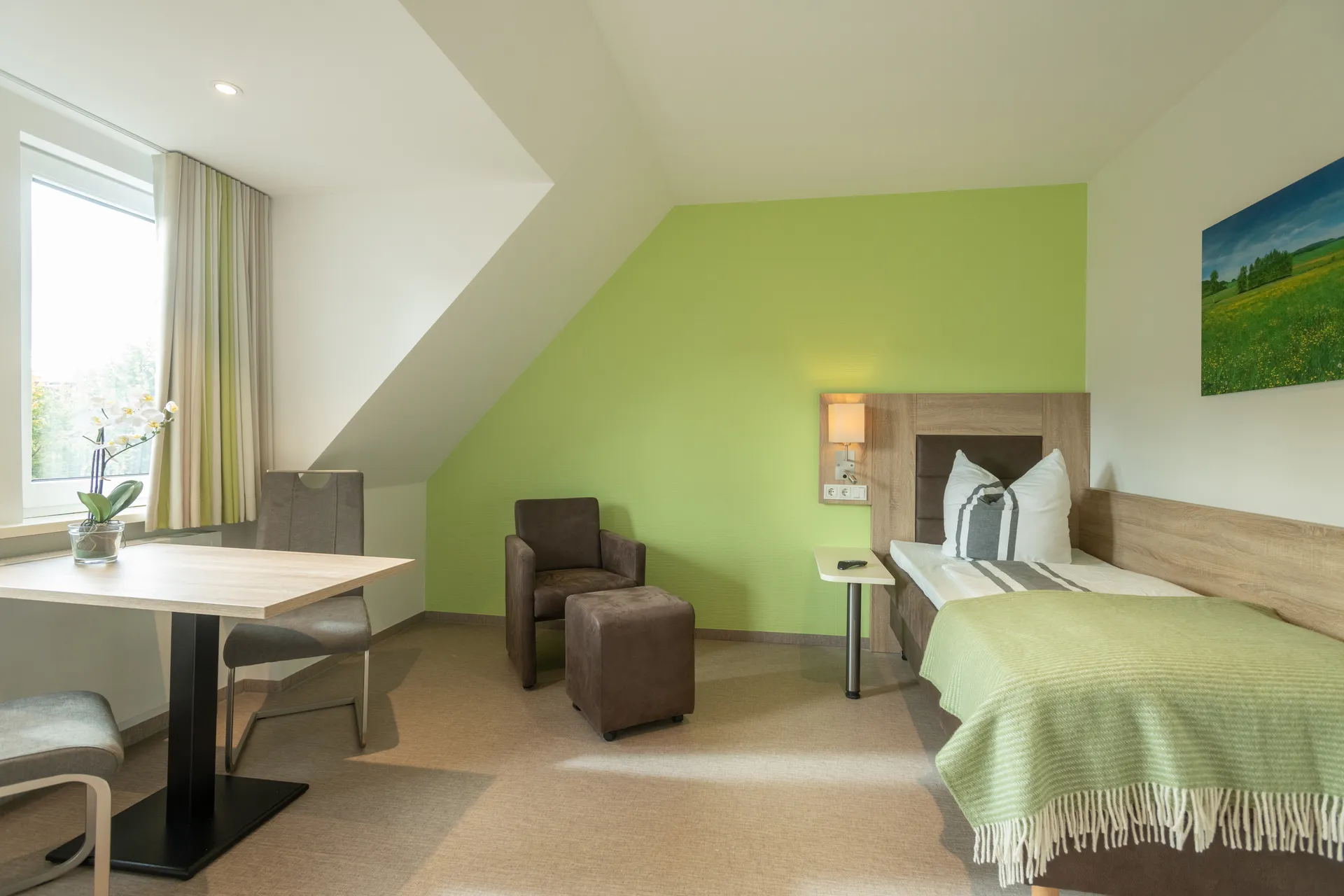 Möbliertes Apartment mit Bett, Sitzecke und Schreibtisch im Cityapart Heiligenstadt im Eichsfeld