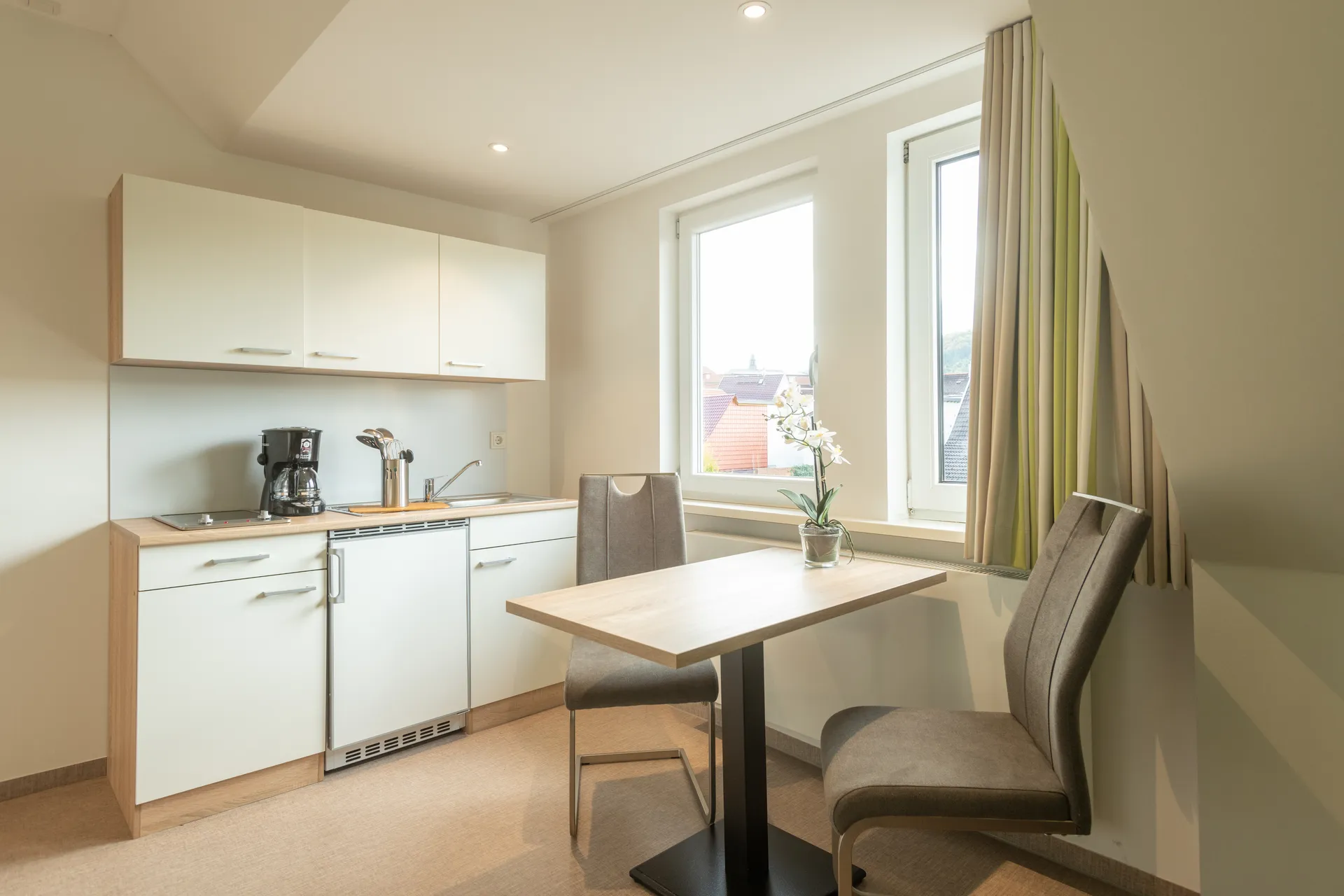 Möblierte Küchenzeile mit Essplatz in einem Cityapart Heiligenstadt Apartment im Eichsfeld